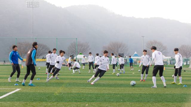 합천군민체육공원 축구장에서 동계전지훈련팀이 연습하고 있다./합천군/
