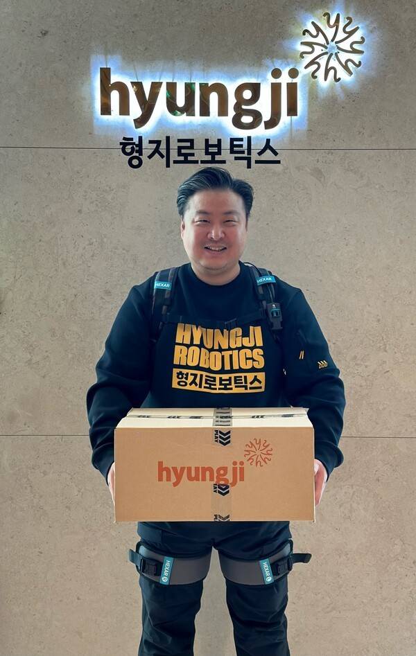 형지엘리트가 헥사휴먼케어와의 협력으로 산업안전 로봇 제품을 앞세워 B2B 영업 확대에 본격 나선다. 사진은 최준호 형지엘리트 대표이사가 헥사휴먼케어의 근력 보조 웨어러블 로봇을 착용한 모습. [출처=형지엘리트]