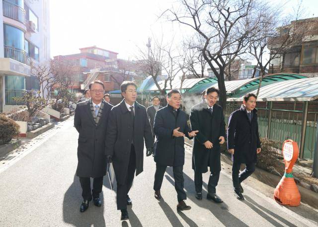 김보현 대우건설 사장(가운데)과 건축사업본부 임직원들이 22일 성수4지구 내 아파트 단지를 방문해 현장을 둘러보고 있다. [사진=대우건설]