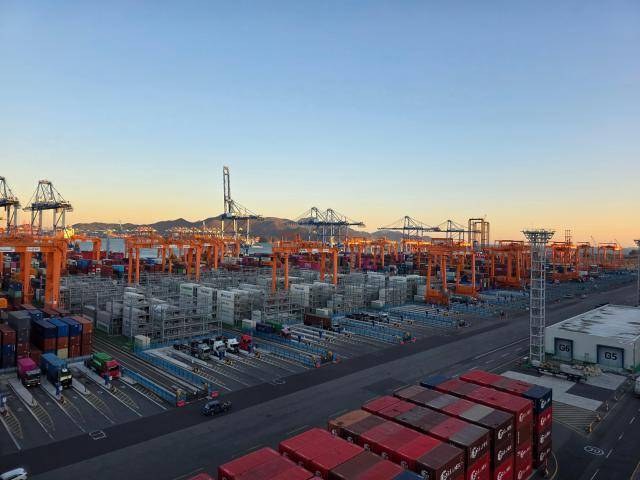 완전 자동화 항만인 부산항 신항 제7부두. [사진=김유진 기자]