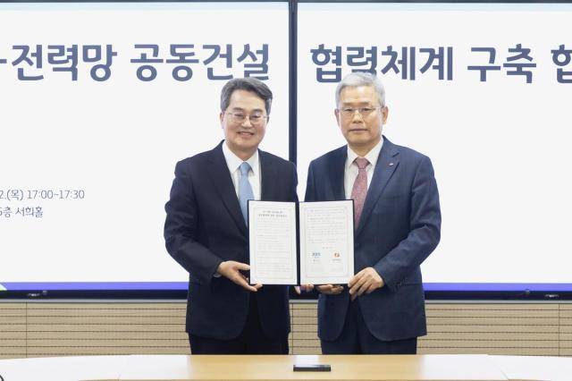 김동철 한국전력공사 사장과 김동연 경기도지사가 '경기도 내 도로-전력 SOC 공동추진 MOU'를 체결하고 기념촬영을 하고 있다. [사진=한국전력공사]