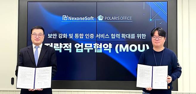 (왼쪽부터) 최덕훈 넥스원소프트 대표, 이해석 폴라리스그룹 AI총괄이 협약 체결 후 기념 촬영하고 있다.(사진제공=폴라리스오피스)
