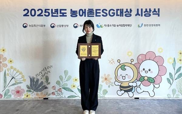 aT가 3년 연속 '농어촌ESG실천' 인정기관에 선정된 가운데 홍순영 ESG경영부장이 기념촬영을 하고 있다. [사진=aT]