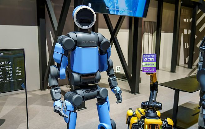 우리나라 현대자동차그룹은 CES 2026에서 ‘AI Robotics Strategy’를 공개하며, 보스턴다이내믹스와 글로벌 AI 리더들과의 협업, 제조 전반(Software-Defined Factory 접근 포함)에서의 AI 로보틱스 통합 로드맵을 제시했다. 보스턴다이내믹스는 같은 자리에서 산업용(제품 버전) 아틀라스(Atlas)를 공개했다. 그에 대한 기대치는 현대자동차 주가 급등으로 이어지며 놀라움을 더했다. (사진=현대자동차 뉴스룸)