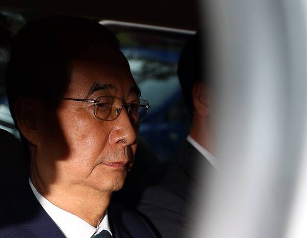 윤석열 전 대통령의 내란 행위 방조 혐의를 받는 한덕수 전 국무총리가 27일 구속 전 피의자 심문(영장실질심사)을 마친 뒤 서울 서초구 서울중앙지법 청사를 나와 차량에 탑승해 있다. 2025.8.27. 연합뉴스