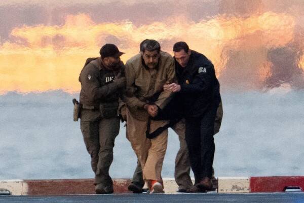 미국으로 압송되는 니콜라스&nbsp;마두로&nbsp;베네수엘라 대통령,&nbsp;[홍콩 SCMP 캡처] 연합뉴스