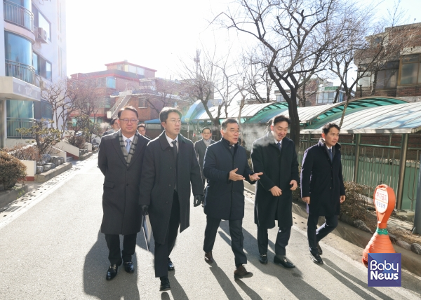 대우건설 김보현 사장(앞줄 왼쪽에서 3번째)과 건축사업본부 임직원들이 성수4지구 내 아파트 단지를 방문해 현장을 둘러보고 있다.&nbsp;ⓒ대우건설