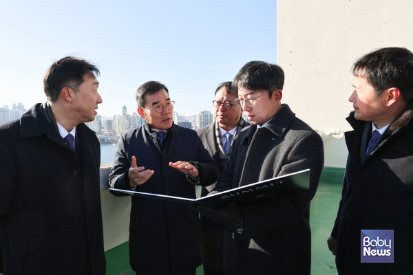김보현 대우건설 사장(왼쪽에서 2번째)이 성수4지구 내 아파트 단지를 방문해 현장을 둘러보고 있다.&nbsp;ⓒ대우건설
