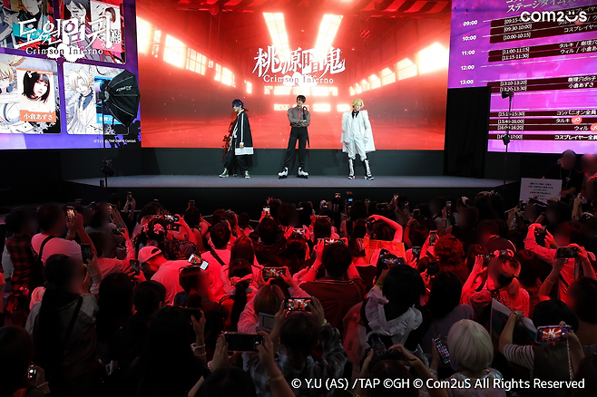 도쿄게임쇼 2025 '도원암귀' 부스에서 진행된 코스프레 이벤트에 많은 관람객이 몰렸다(제공=컴투스).