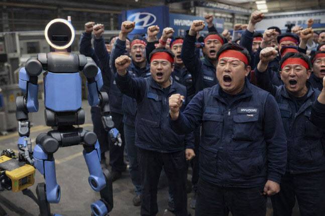 보스턴다이내믹스 차세대 로봇 ‘아틀라스’와 현대차 노조원 모습을 표현한 가상 이미지(출처=현대차, 챗GPT)