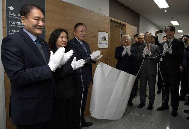 오른쪽부터 김중헌 태권도진흥재단 이사장, 정국현 아시아태권도연맹 부회장, 황인홍 무주군수, 김상진 아시아태권도연맹 회장, 임선정 전북특별자치도 체육정책과장, 이병하 세계태권도문화엑스포조직위원이 아시아태권도연맹 사무실 개소식과 현판 제막식에서 박수를 치고 있다. 사진=태권도진흥재단