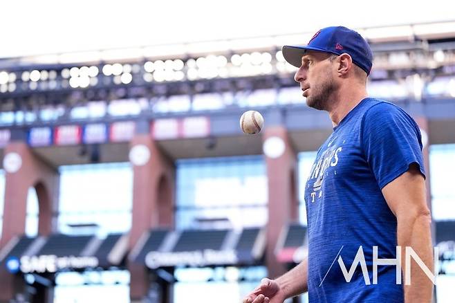 (토론토 선발로 월드시리즈 3차전 마운드에 오르는 맥스 슈어저의 텍사스 시절 모습)