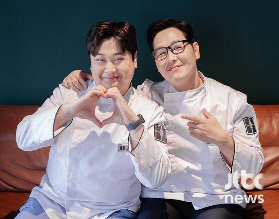 JTBC 예능 '냉장고를 부탁해' 김풍, 윤남노가 19일 오전 경기도 고양시 JTBC스튜디오일산에서 진행된 인터뷰에 앞서 포즈를 취하고 있다. 박세완 엔터뉴스팀 기자 park.sewan@jtbc.co.kr