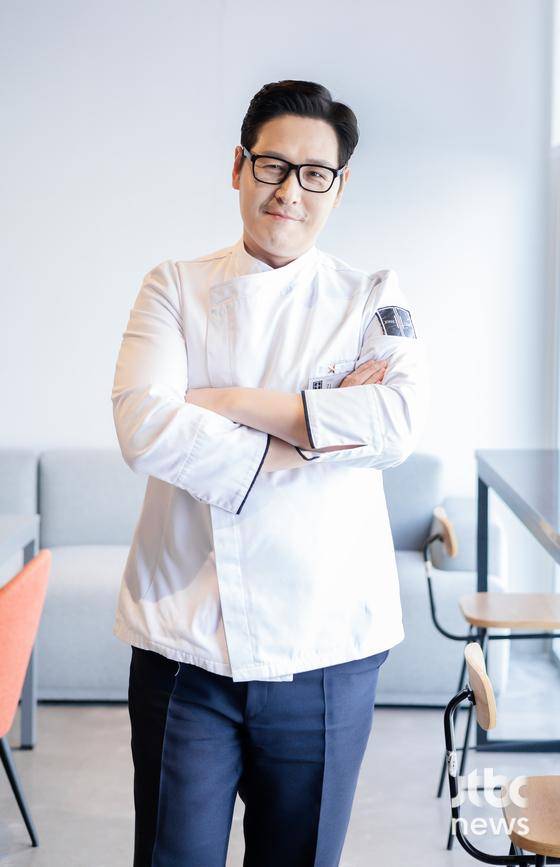 JTBC 예능 '냉장고를 부탁해' 김풍, 윤남노가 19일 오전 경기도 고양시 JTBC스튜디오일산에서 진행된 인터뷰에 앞서 포즈를 취하고 있다. 박세완 엔터뉴스팀 기자 park.sewan@jtbc.co.kr