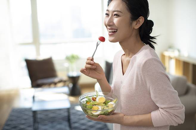 살찌기 쉬운 겨울철에는 식사량을 조금 줄이고, 달걀 등 단백질 식품을 매일 적당히 먹으면 체중 관리에 도움이 된다. 사진=게티이미지뱅크