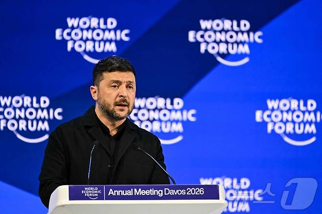 볼로디미르 젤렌스키 우크라이나 대통령이 2026년 1월 22일 스위스 다보스에서 열린 세계경제포럼(WEF) 연차총회에서 연설하고 있다.2026.01.22.ⓒ AFP=뉴스1