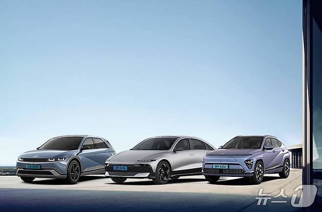 현대자동차가 전기차 보조금 공모에 발맞춰 전기차 구매 고객의 혜택을 강화하기 위해 저금리 프로모션인 '현대 EV 부담 Down 프로모션'의 금리를 대폭 인하한다고 23일 밝혔다.(현대차 제공)