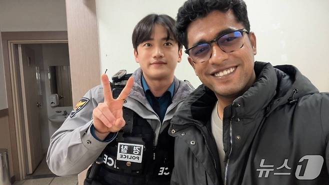 김재록 전주덕진경찰서 아중지구대 순경과 라만 빈 타즈워. (전북경찰청 제공. 재판매 및 DB 금지)
