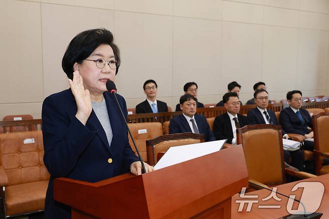 이혜훈 기획예산처 장관 후보자가 23일 서울 여의도 국회에서 열린 인사청문회에 출석해 증인 선서를 하고 있다. 2026.1.23/뉴스1 ⓒ News1 국회사진기자단