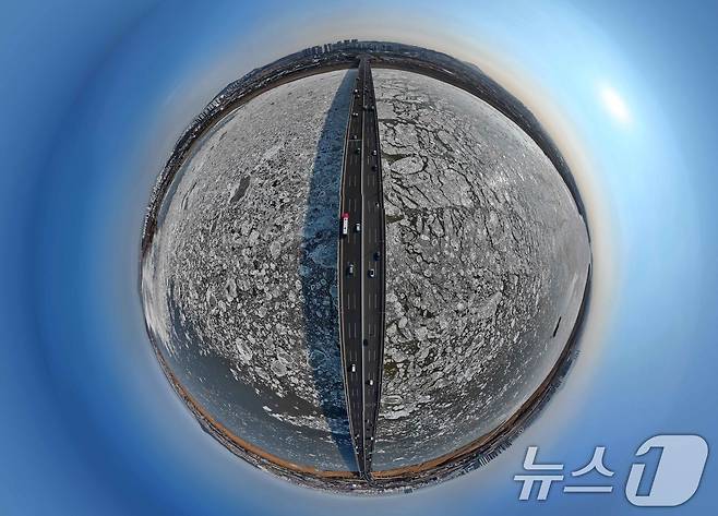 연일 한파가 이어지고 있는 23일 경기 김포시 일산대교 일대 한강 위에 유빙이 떠다니고 있다. 2026.1.23/뉴스1 ⓒ News1 김도우 기자