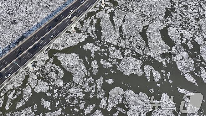 연일 한파가 이어지고 있는 23일 경기 김포시 일산대교 일대 한강 위에 유빙이 떠다니고 있다. 2026.1.23/뉴스1 ⓒ News1 김도우 기자