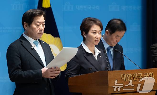 이언주, 황명선, 강득구 더불어민주당 최고위원이 23일 서울 여의도 국회 소통관에서 정청래 대표의 조국혁신당과의 합당 제안과 관련해 규탄 및 사과를 촉구하는 기자회견을 하고 있다. 2026.1.23/뉴스1 ⓒ News1 이승배 기자