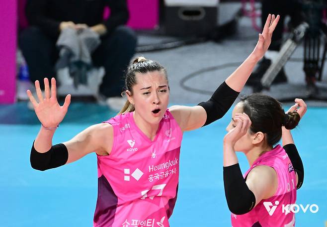 흥국생명 레베카 라셈이 23일 인천삼산체육관에서 열린 GS칼텍스와 진에어 2025-26 V리그 여자부 경기에서 득점 후 기뻐하고 있다. (KOVO 제공)