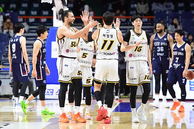 창원 LG가 23일 부산사직체육관에서 열린 2025-26 LG전자 프로농구 정규리그 원정 경기에서 부산 KCC를 82-65로 완파했다.(KBL 제공)