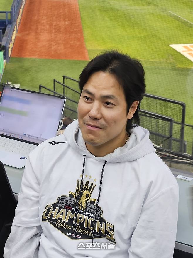 LG 김진성이 1일 서울 잠실구장에서 열린 2025 한국시리즈 우승 기념 행사에 앞서 취재진 인터뷰에 응하고 있다. 잠실 | 강윤식 기자 skywalker@sportsseoul.com