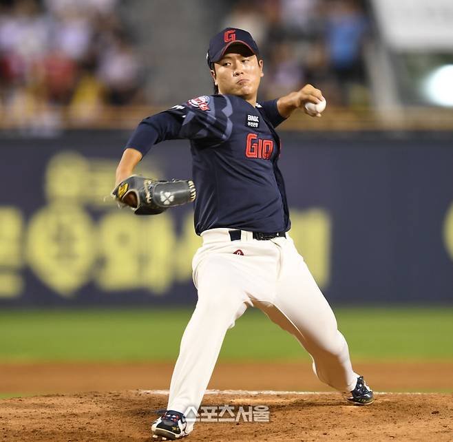 롯데 투수 정현수가 20일 서울 잠실구장에서 열린 2025 KBO리그 LG와 경기 8회 역투하고 있다. 잠실 | 최승섭기자 thunder@sportsseoul.com