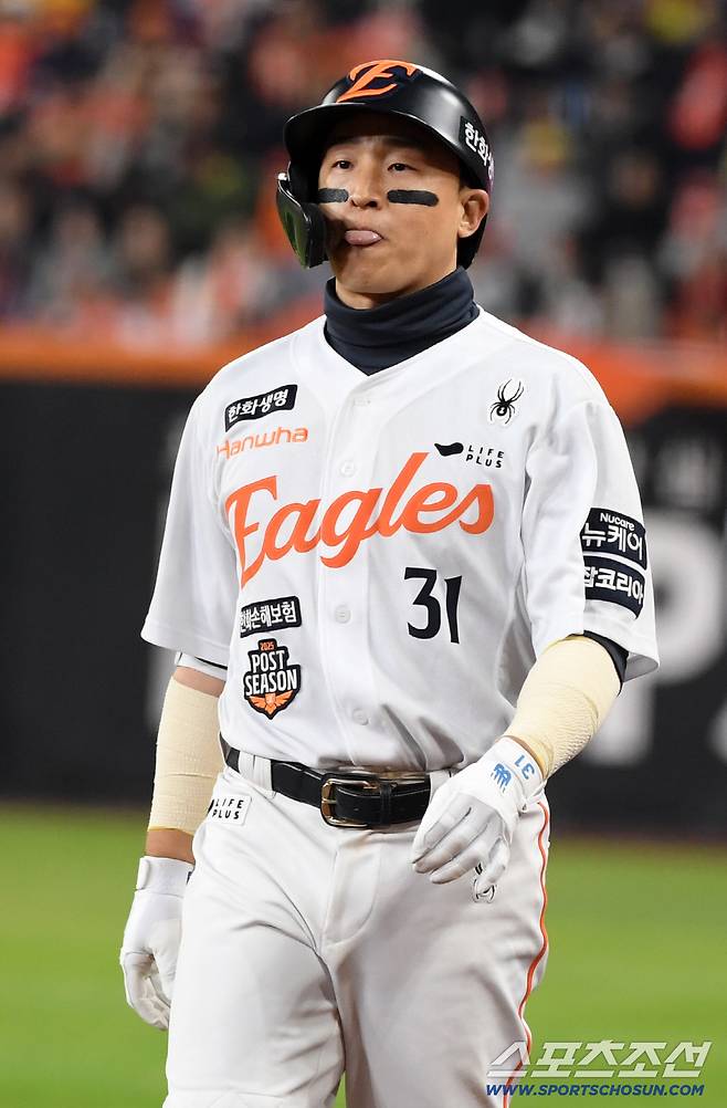 31일 대전 한화생명볼파크에서 열린 한국시리즈 5차전 한화 이글스와 LG 트윈스의 경기. 8회말 1사 1루 한화 손아섭이 병살타를 치고 있다. 대전=박재만 기자 pjm@sportschosun.com/2025.10.31/