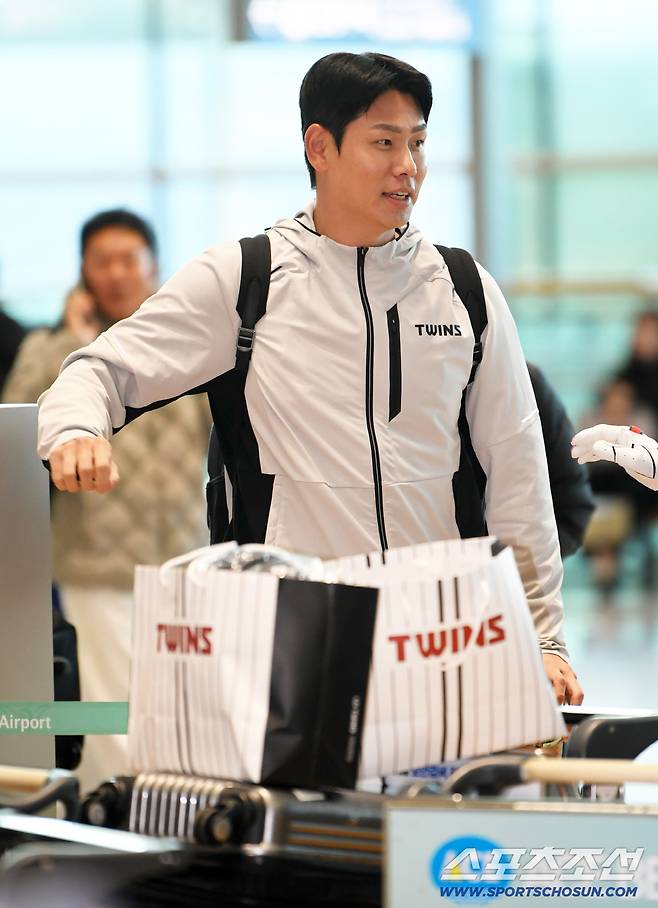 LG 트윈스 선수단이 22일 인천국제공항을 통해 스프링캠프가 열리는 미국 애리조나로 출국했다. 홍창기가 출국장으로 향하고 있다. 인천공항=박재만 기자 pjm@sportschosun.com/2026.01.22/