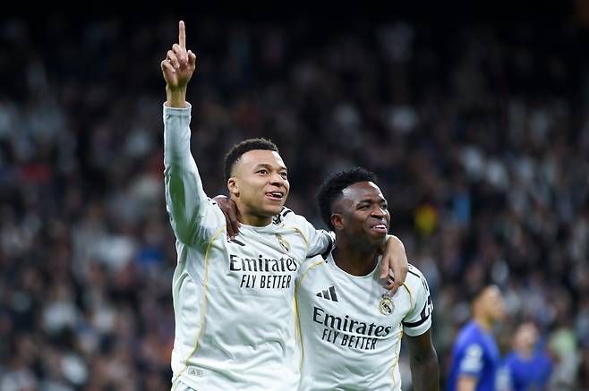 (260121) -- MADRID, Jan. 21, 2026(Xinhua) -- Real Madrid's Kylian Mbappe (L) celebrates a goal with teammate Vinicius Junior during the UEFA Champions League match between Real Madrid and AS Monaco, Madrid, Spain, Jan. 20, 2026. (Photo by Gustavo Valiente/Xinhua)<저작권자(c) 연합뉴스, 무단 전재-재배포, AI 학습 및 활용 금지>