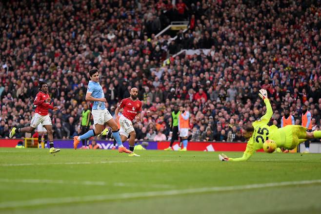 epa12656120 Manchester United's Bryan Mbeumo scores the first goal of the game during the English Premier League match between Manchester United and Manchester City

, in Manchester, Britain, 17 January 2026.  EPA/GARY OAKLEY EDITORIAL USE ONLY. No use with unauthorized audio, video, data, fixture lists, club/league logos, 'live' services or NFTs. Online in-match use limited to 120 images, no video emulation. No use in betting, games or single club/league/player publications.<저작권자(c) 연합뉴스, 무단 전재-재배포, AI 학습 및 활용 금지>
