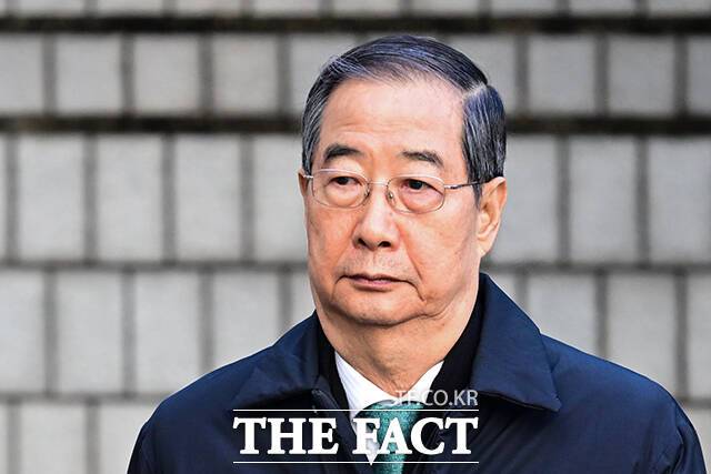 한덕수 전 국무총리가 지난 1월 21일 오후 서울 서초구 서울중앙지방법원에서 열린 '내란 우두머리 방조' 혐의 1심 선고 재판에 출석하고 있다. /남윤호 기자