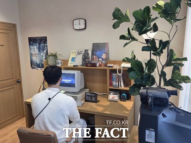 지난 22일 서울 광화문 KT사옥 'KT 온마루' 전시관에 1990년대 컴퓨터와 하이텔 단말기, 소설 '퇴마록' 등으로 꾸며진 방문객의 향수를 불러일으키는 방이 연출됐다. /종로=우지수