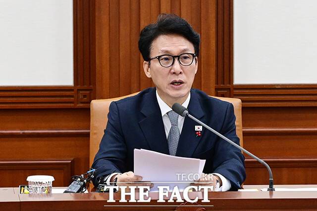 국무총리실은 23일 "서울시장 선거 여론조사에 국무총리를 포함하지 말아 달라는 요청에도 불구하고 계속 포함하는 일부 조사에 대해 매우 심각한 유감을 표시한다"고 밝혔다. 사진은 김민석 국무총리가 지난달 10일 정부서울청사에서 열린 국가정책조정회의에 참석해 모두발언을 하는 모습. /임영무 기자