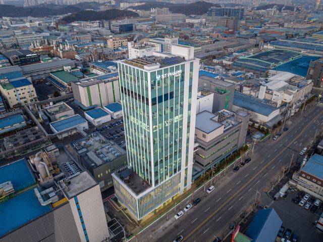 에스티팜은 미국 바이오텍으로부터 5600만 달러 규모의 올리고 핵산 치료제 원료의약품 공급계약을 체결했다고 23일 밝혔다. 에스티팜 반월캠퍼스 전경. /에스티팜