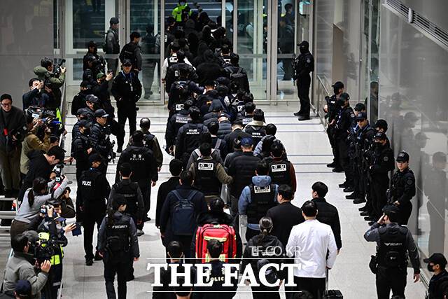 [더팩트ㅣ인천국제공항=남윤호 기자] 캄보디아에서 로맨스 스캠, 투자 리딩방 운영 등 범행을 저지른 한국인 조직원들이 23일 인천국제공항 제2터미널로 강제 송환돼 호송차로 이동하고 있다.