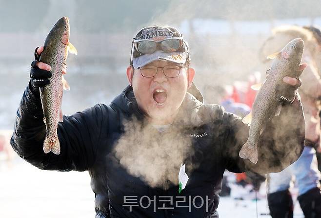 "나는 두마리"평창송어 얼음낚시 대회&nbsp;/사진=평창송어축제 위원회