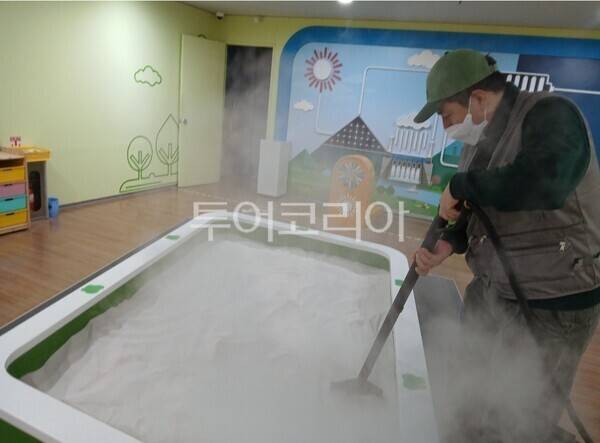 인천광역시교육청유아교육진흥원이 유아와 가족이 안심하고 체험활동에 참여할 수 있도록 실내 스팀 소독을 하고 있다.