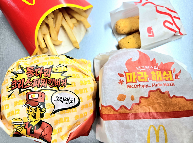 롯데리아의'통다리 크리스피치킨버거'(왼쪽), 맥도날드 '맥크리스피 마라 버거'.