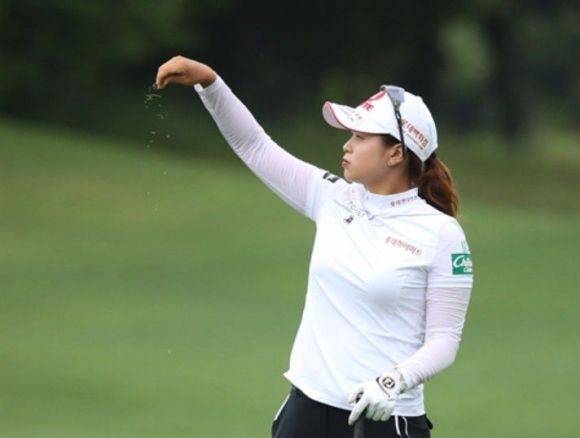 최혜진이 페어웨이에서 잔디를 이용해 바람의 방향을 체크하고 있다. KLPGA 제공