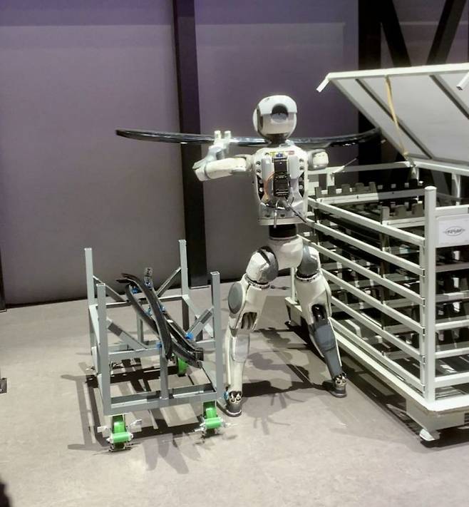 CES 2026 현대차그룹 전시관에서 휴머노이드 로봇 아틀라스가 자동차 부품을 옮기는 작업을 시연하고 있다. 사진=백종민 테크 스페셜리스트