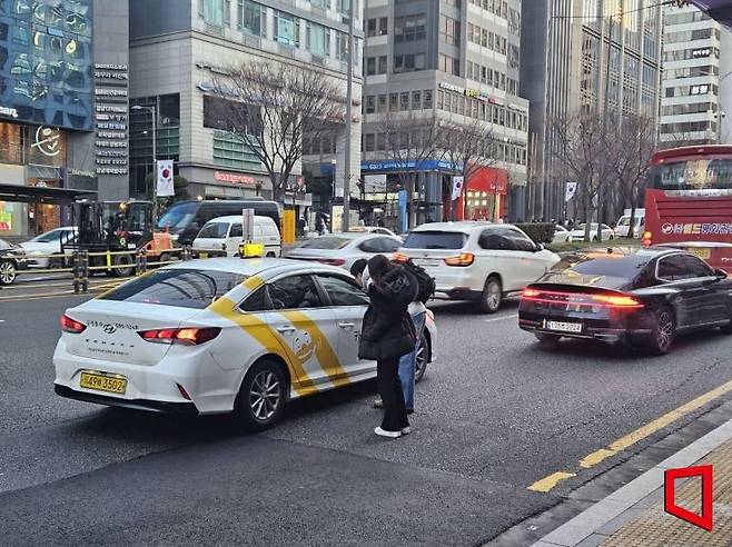 서울 강남구 강남역 인근에서 운행 중인 택시. 사진은 기사의 특정 내용과 관련 없음.