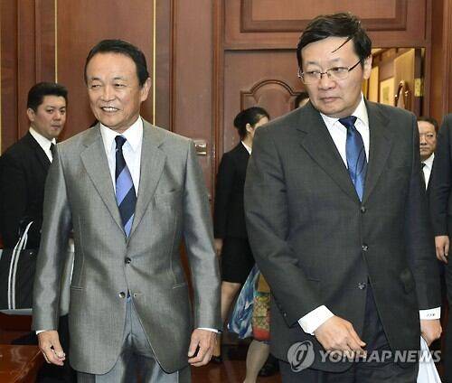 2015년 6월 베이징에서  아소 다로(麻生太郞, 왼쪽) 일본 부총리 겸 재무상과 러우지웨이(樓繼偉) 중국 재정부장이 재무대화에 임하고 있다./연합뉴스