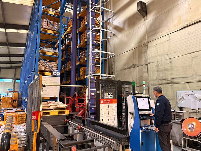 경기도 시흥에 위치한 프론텍 생산공장의 스마트 창고 전경. 민수홍 프론텍 대표가 지게차 없이 물품을 자동으로 적재·보관하는 모습을 보여주고 있다./홍인석