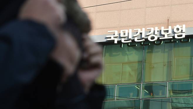 국민건강보험공단 한 지사 앞을 시민이 걸어가고 있는 모습./뉴스1 ⓒ News1 신웅수 기자