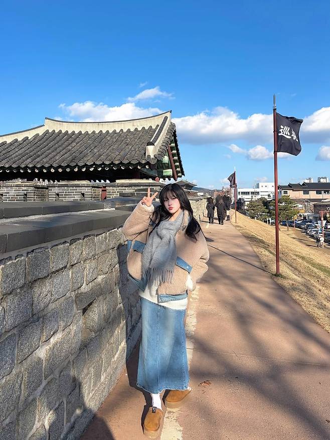 하늘의 여행지 인생샷 보장 데님 맥시스커트 코디. 인스타그램 @kissoflife_s2