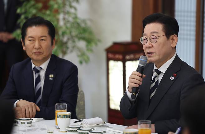 이재명 대통령이 지난 16일 청와대 상춘재에서 열린 정당 지도부 초청 오찬에서 발언하고 있다. 왼쪽은 더불어민주당 정청래 대표. 연합뉴스